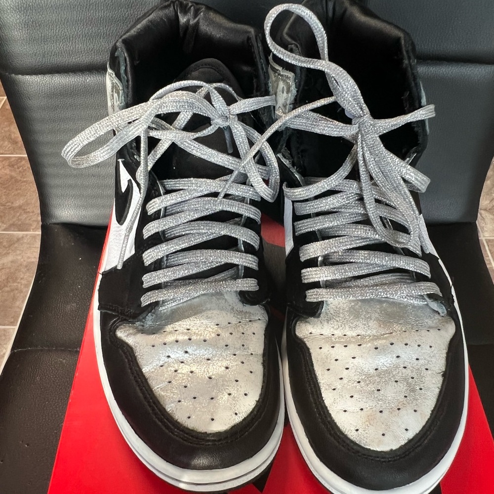 2021
Wmns Air Jordan 1 Retro High OG 'Silver Toe'
